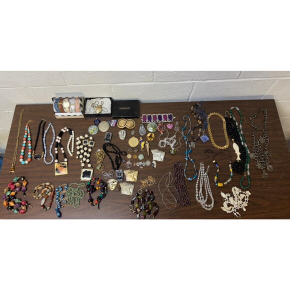 Box of vintage costume jewelry lot - Picture 3 of 15